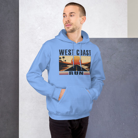 Modelo masculino luciendo sudadera con capucha azul y gráfico West Coast Run.