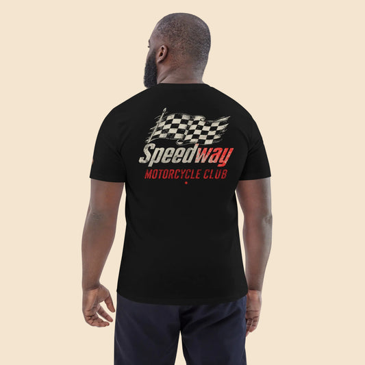 Hombre vistiendo camiseta negra con estampado trasero Speedway Motorcycle Club