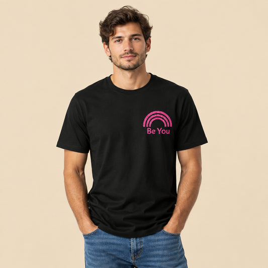 Hombre vistiendo camiseta negra con pequeño estampado en el pecho colección Pride & Inclusión