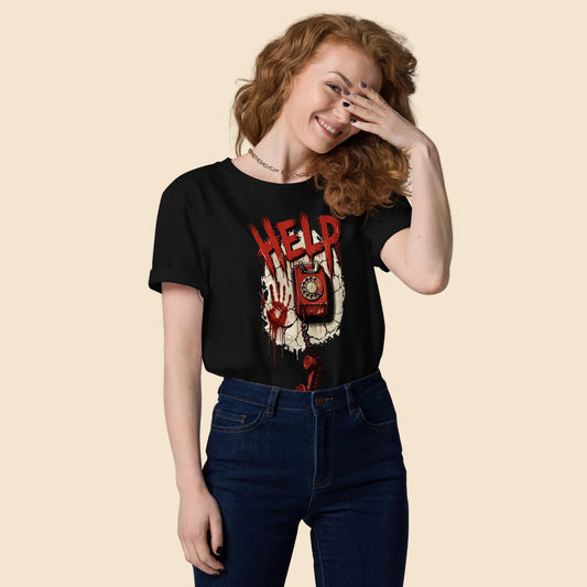 Mujer vistiendo camiseta negra unisex con gráfico de terror vintage HELP