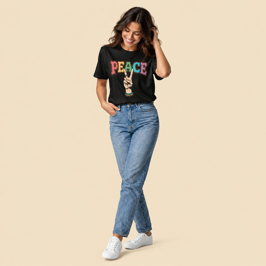 Mujer vistiendo camiseta negra unisex de estilo hippie y paz y amor