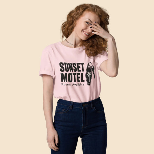 Look casual de viaje con camiseta rosa pastel diseño Sunset Motel