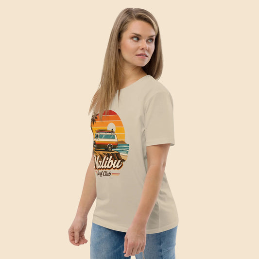Mujer vistiendo camiseta beige de corte unisex colección California Vintage
