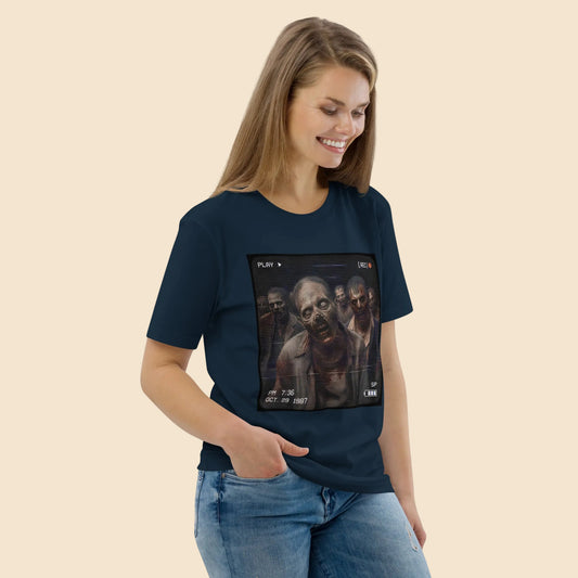 Chica vistiendo camiseta azul con diseño de terror vintage de los años 80