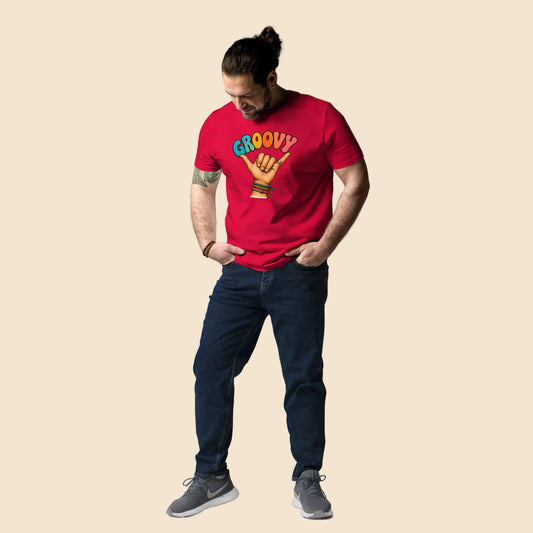 Hombre vistiendo camiseta roja de estilo surf vintage y corte unisex