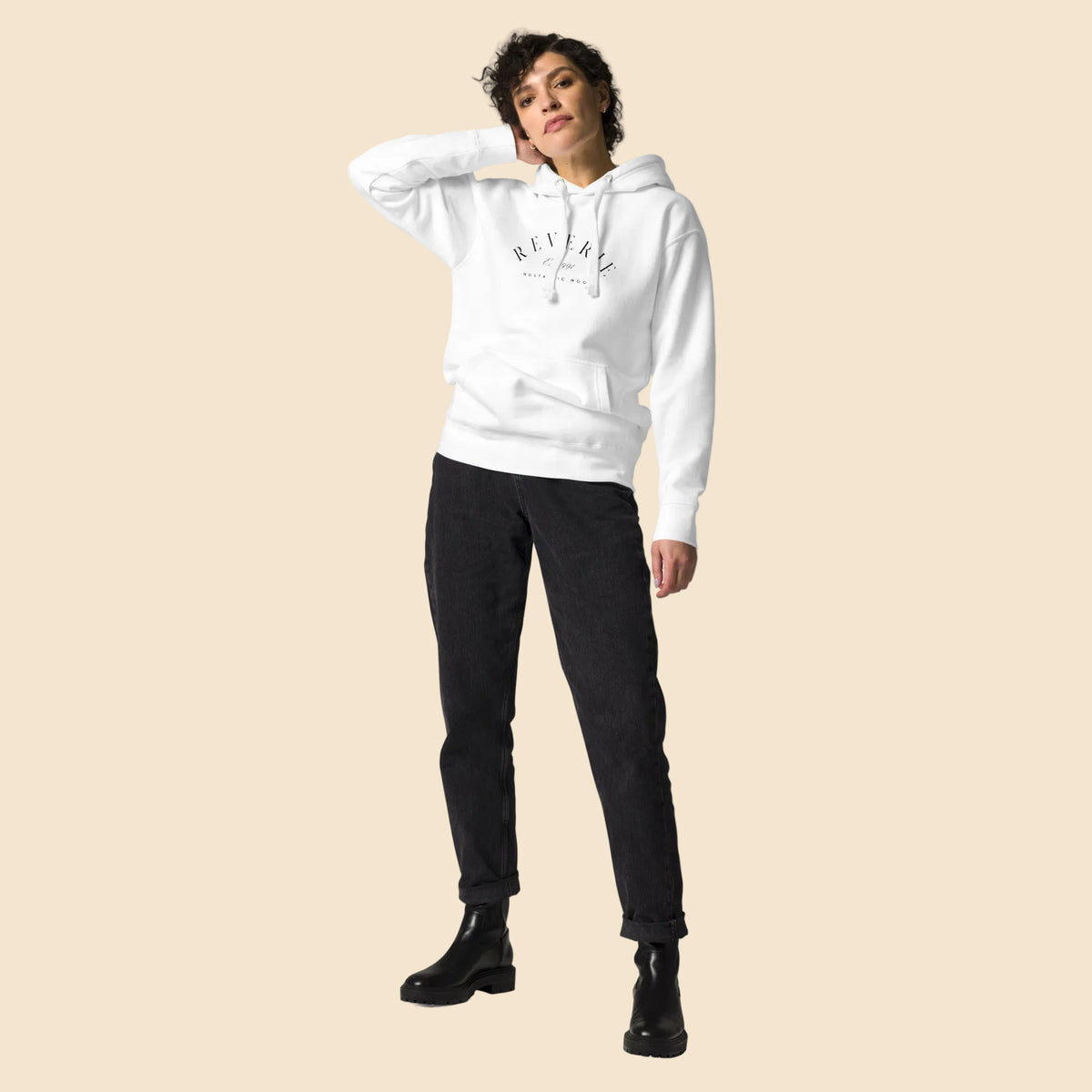Modelo de pie luciendo sudadera blanca premium de estética elegante.