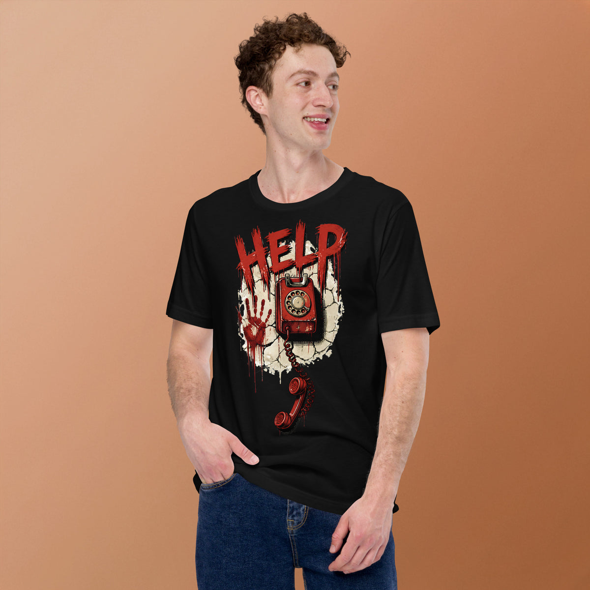 Hombre vistiendo camiseta negra de estética cine de terror clásico con teléfono retro HELP
