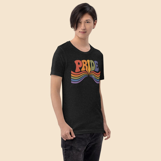 Hombre vistiendo camiseta de manga corta negra de estilo vintage con gráfico del orgullo en tipografÃa retro.