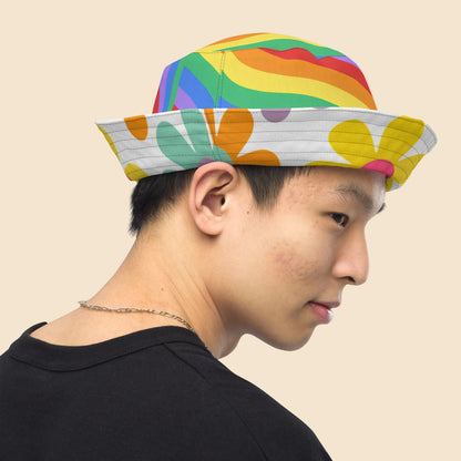 Hombre con gorro de pescador reversible Pride de diseño retro con estampado continuo de ondas arcoíris y floral