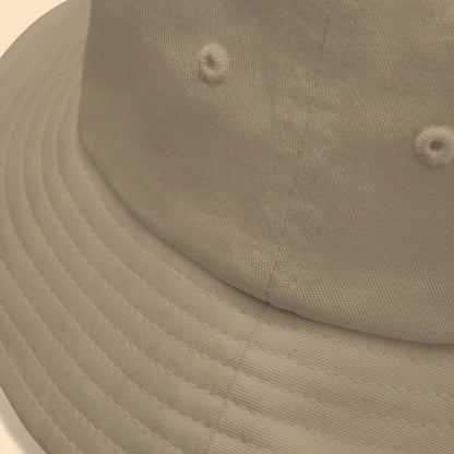 Primer plano de gorro de pescador caqui mostrando la textura del algodón premium, el perfil medio y las costuras del ala.