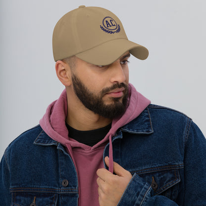 Hombre vistiendo gorra dad hat caqui de estética retro y chaqueta vaquera.