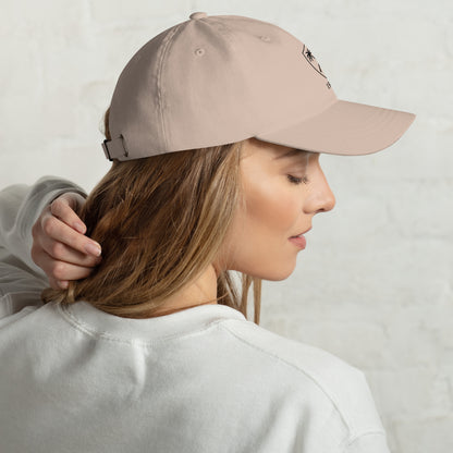  Mujer de perfil vistiendo gorra dad hat color caqui de perfil bajo.