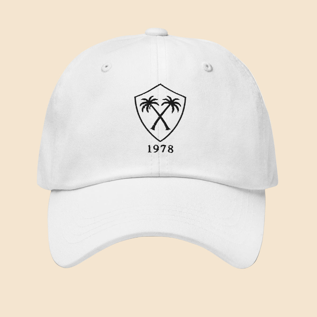 Gorra dad hat unisex en color blanco con bordado frontal clásico de escudo y palmeras cruzadas 1978.