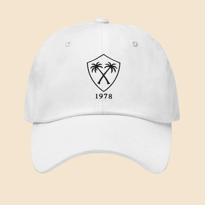 Gorra dad hat unisex en color blanco con bordado frontal clásico de escudo y palmeras cruzadas 1978.