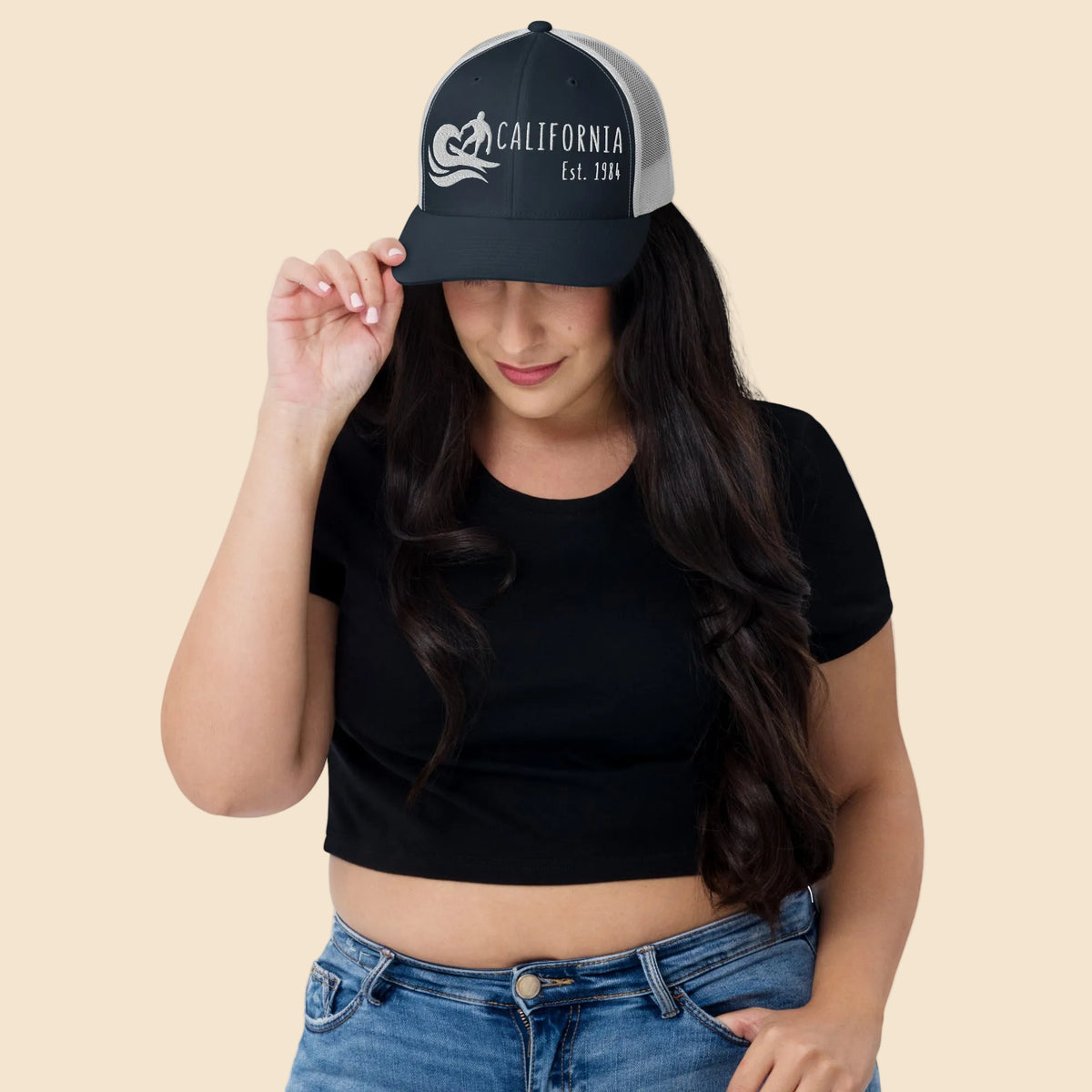 Mujer con gorra trucker California Surf Est. 1984 de estilo vintage