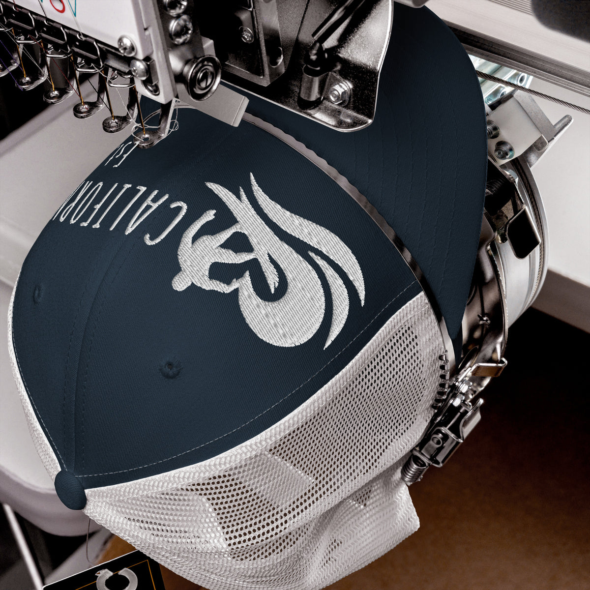 Detalle de gorra trucker California Surf con diseño de surfista, ola y parte trasera de malla