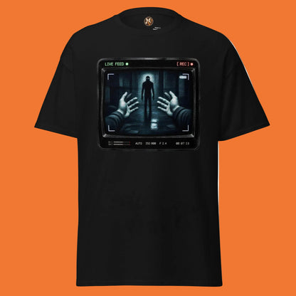 Camiseta negra con diseño retro de una cámara de vigilancia mostrando una figura misteriosa y unas manos en primer plano