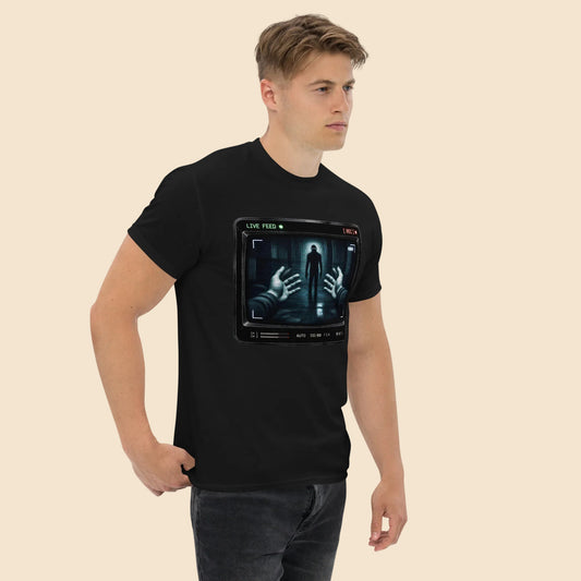 Hombre con camiseta negra de terror retro con diseño de cámara de vigilancia y estética VHS
