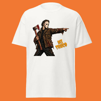 Camiseta blanca Gildan 5000 con diseño de personaje de terror enmascarado y texto Mi Truco