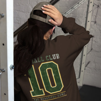 Mujer luciendo sudadera marrón chocolate de estilo streetwear con número 10 en la espalda.