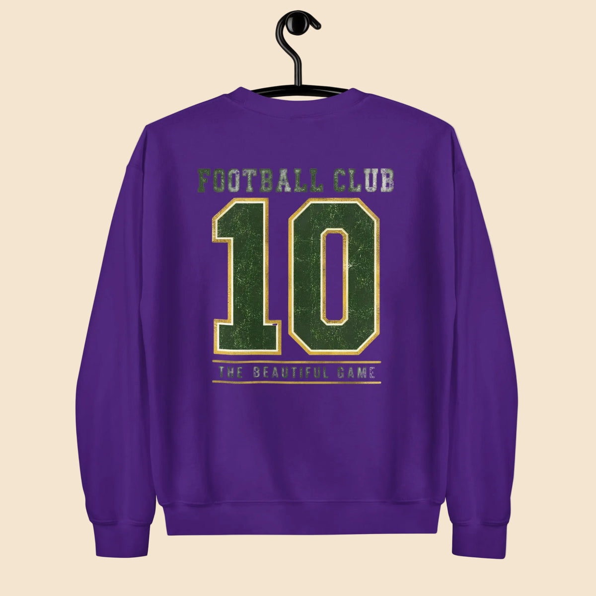 Vista frontal de sudadera morada básica colgada en una percha con gráfica deportiva.