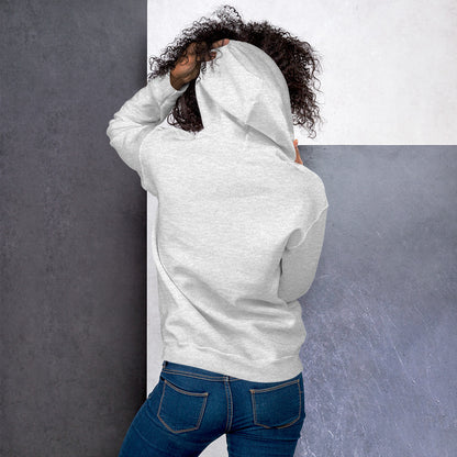 Modelo femenino de espaldas ajustando la capucha de su sudadera deportiva.