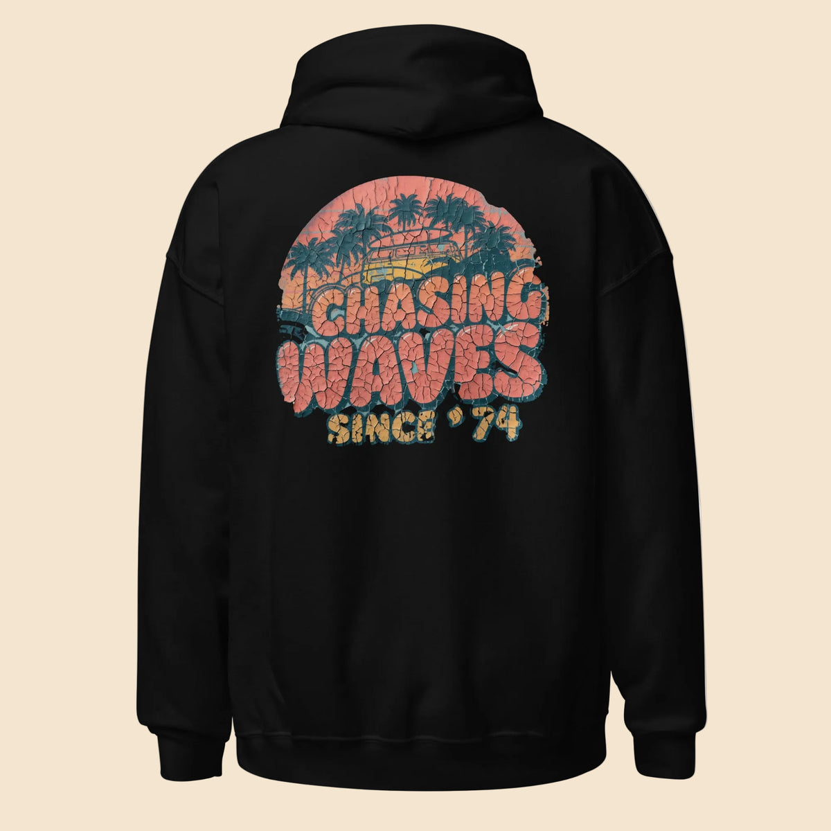 Sudadera con capucha negra con diseño retro surf Chasing Waves 74 en la espalda.