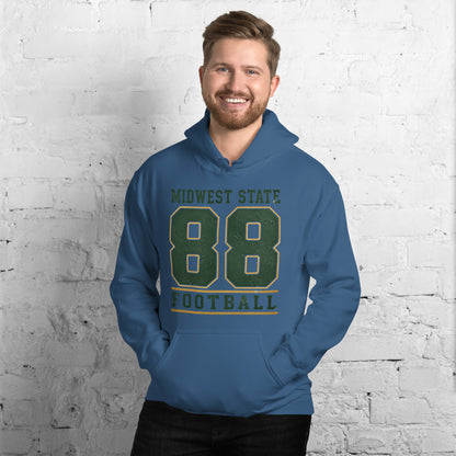 Modelo masculino luciendo sudadera azul con diseño varsity Midwest State.