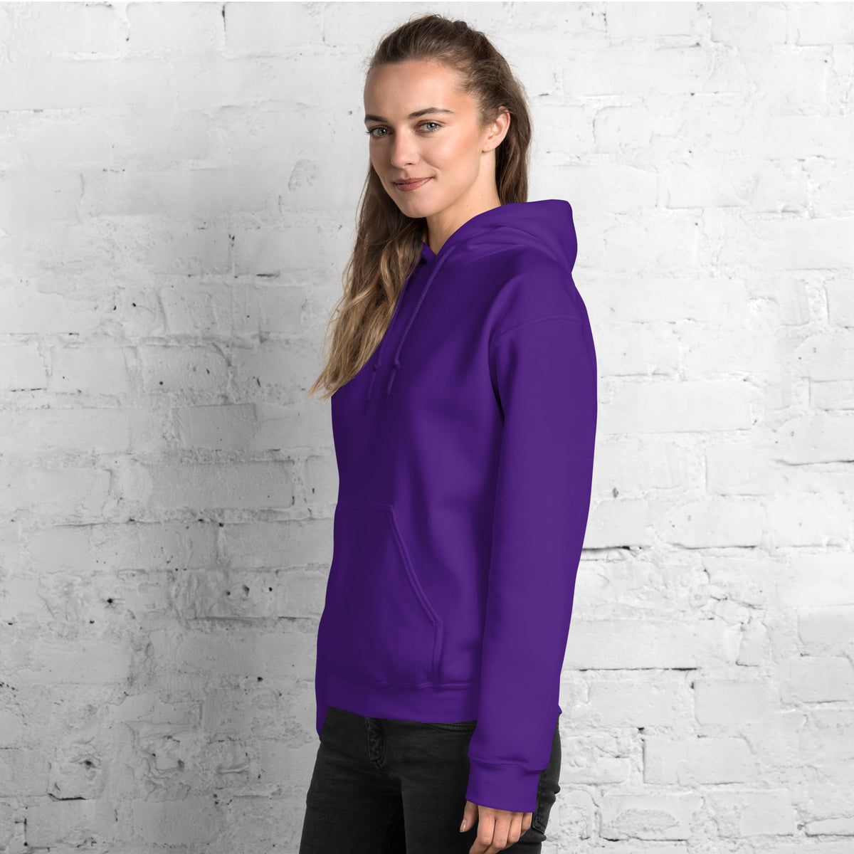 Mujer vistiendo sudadera con capucha morada de estilo deportivo retro Runner.