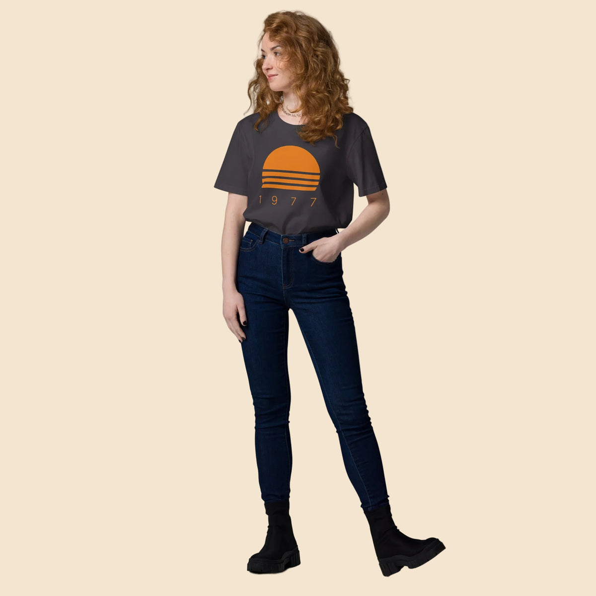 Chica vistiendo camiseta de algodón sostenible con diseño retro californiano
