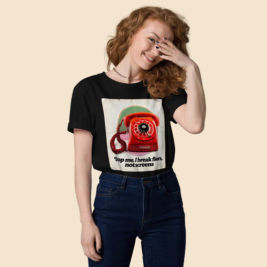 Chica vistiendo camiseta negra con gráfico pop de teléfono rojo de los años 70
