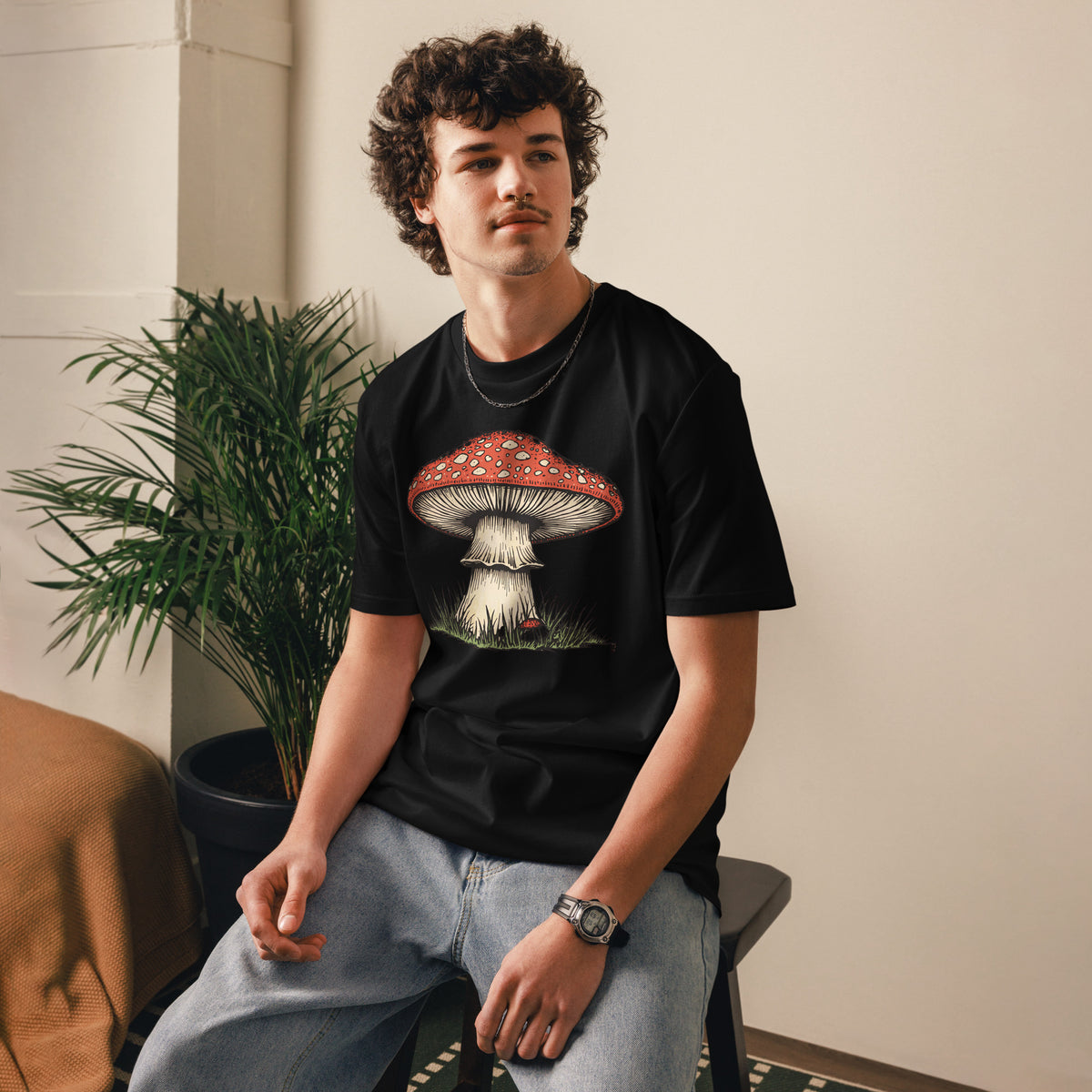 Hombre vistiendo camiseta negra unisex con ilustración vintage de seta roja
