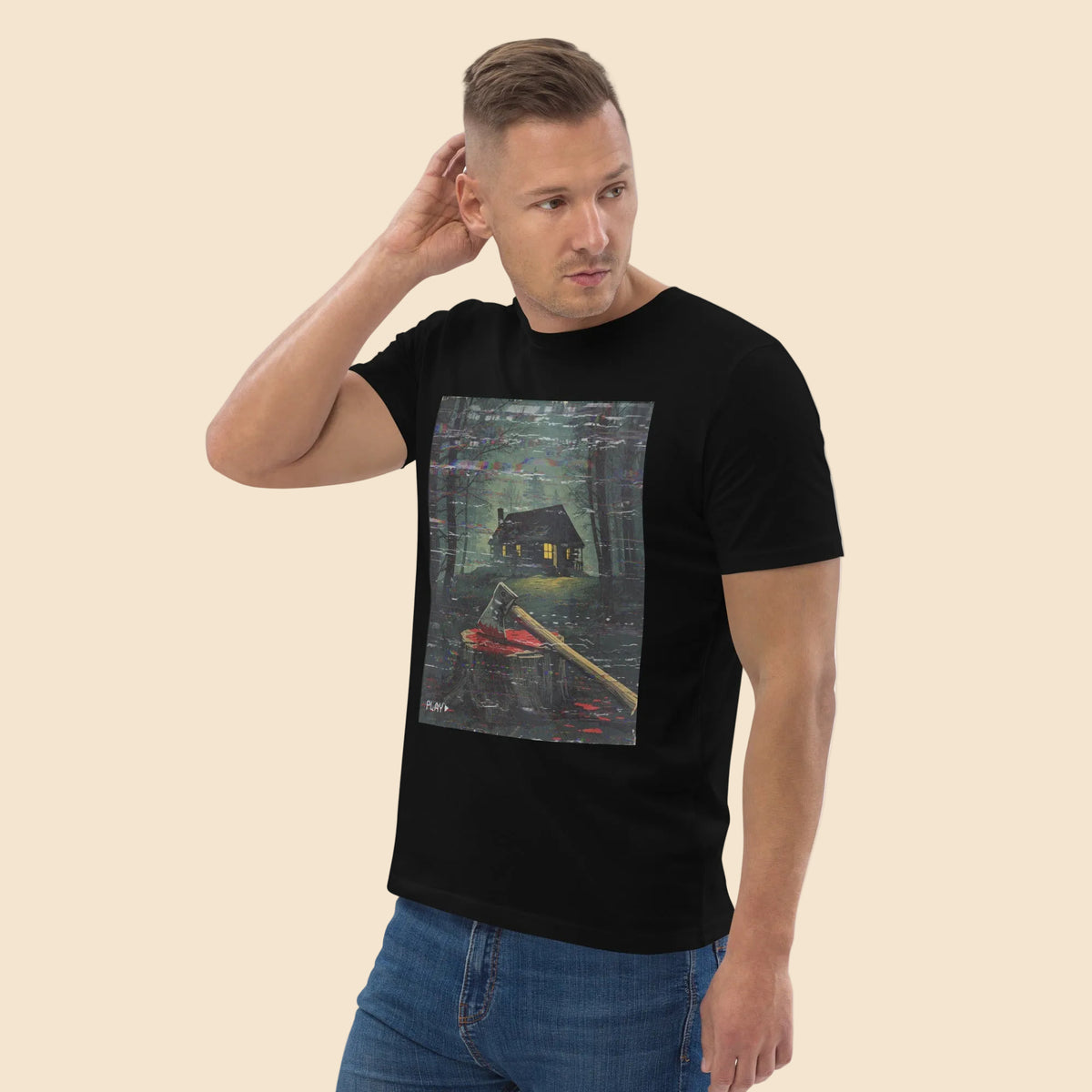Hombre con camiseta negra estampada con escena de terror vintage en el bosque
