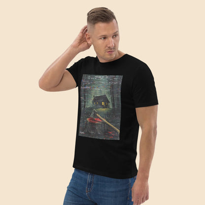 Hombre con camiseta negra estampada con escena de terror vintage en el bosque
