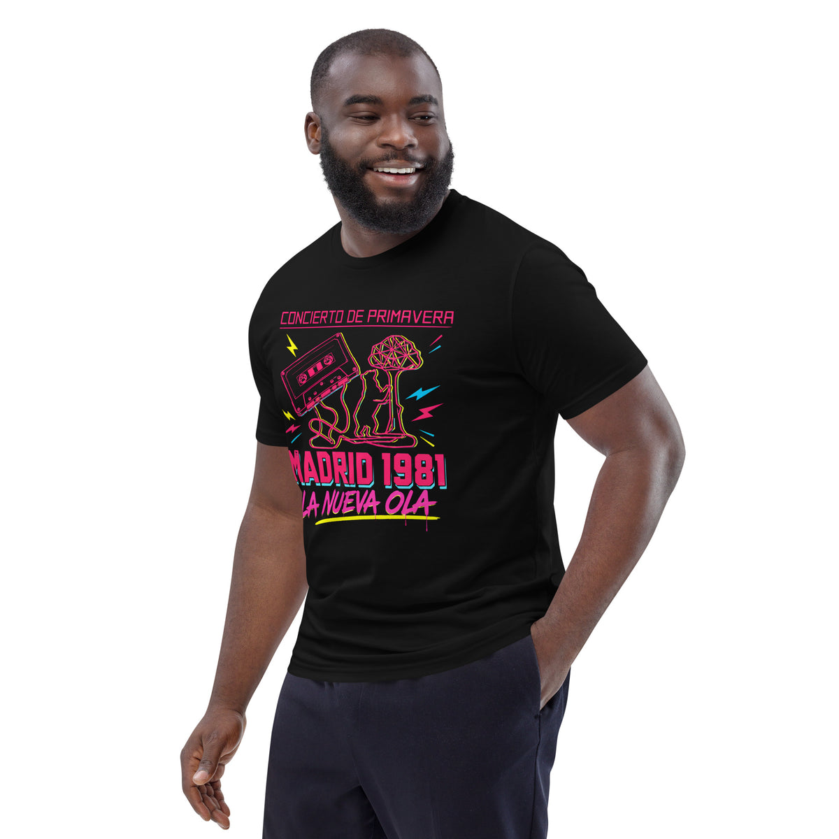 Hombre vistiendo camiseta negra homenaje a la Movida Madrileña y música de los 80
