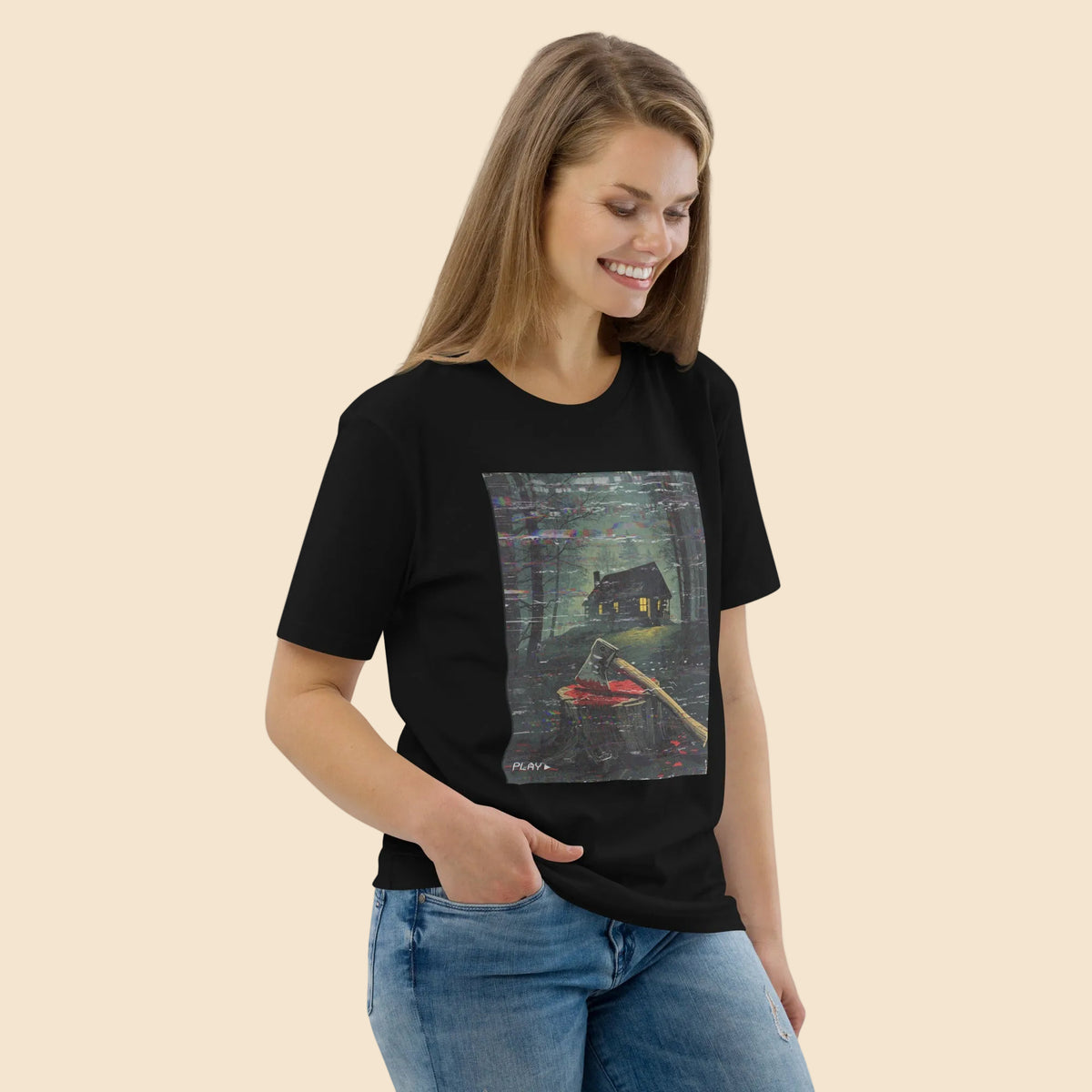 Chica vistiendo camiseta negra con diseño slasher de cabaña y hacha ensangrentada
