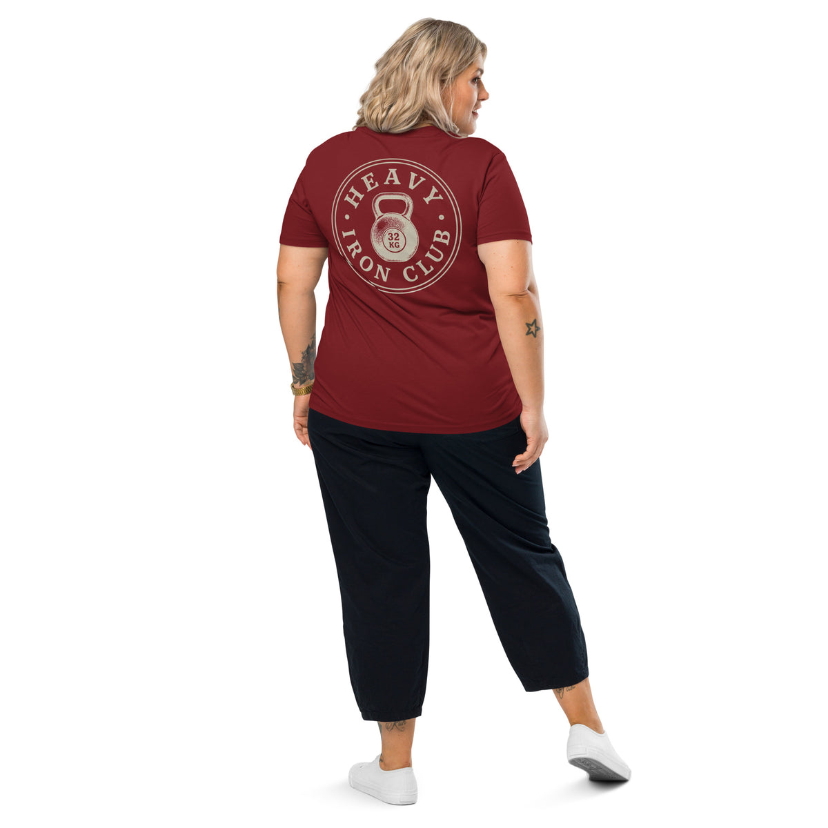 Look casual y deportivo con camiseta burdeos de entrenamiento clásico
