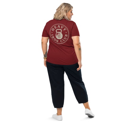 Look casual y deportivo con camiseta burdeos de entrenamiento clásico
