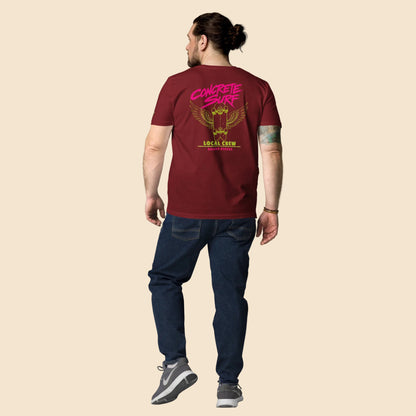 Hombre vistiendo camiseta burdeos con estampado trasero Concrete Surf Local Crew
