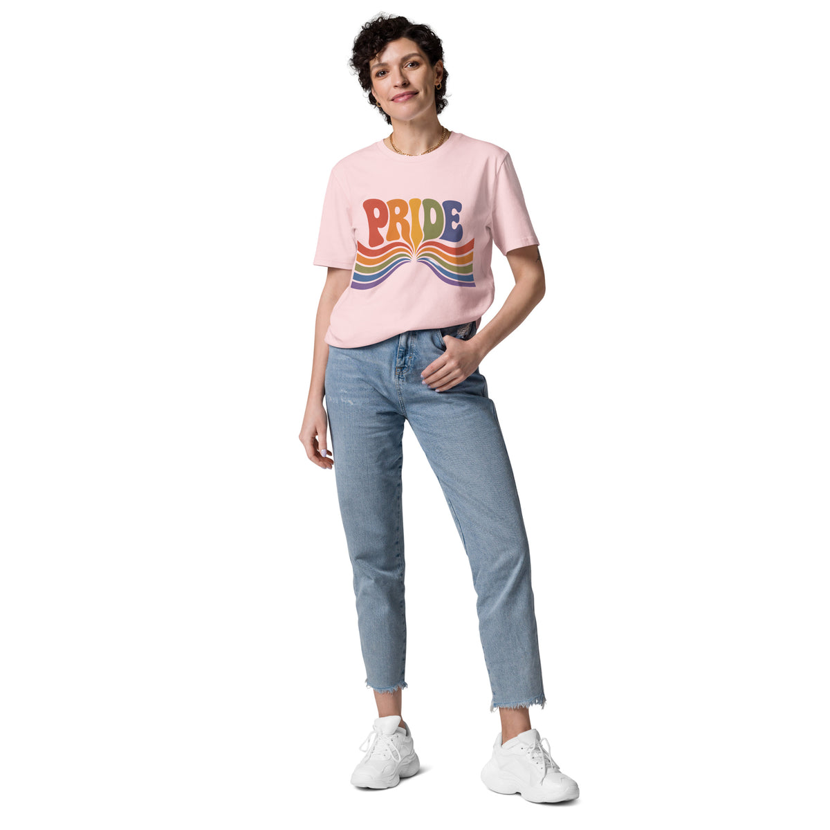 Chica vistiendo camiseta de algodón sostenible color Cotton Pink con gráfico Pride
