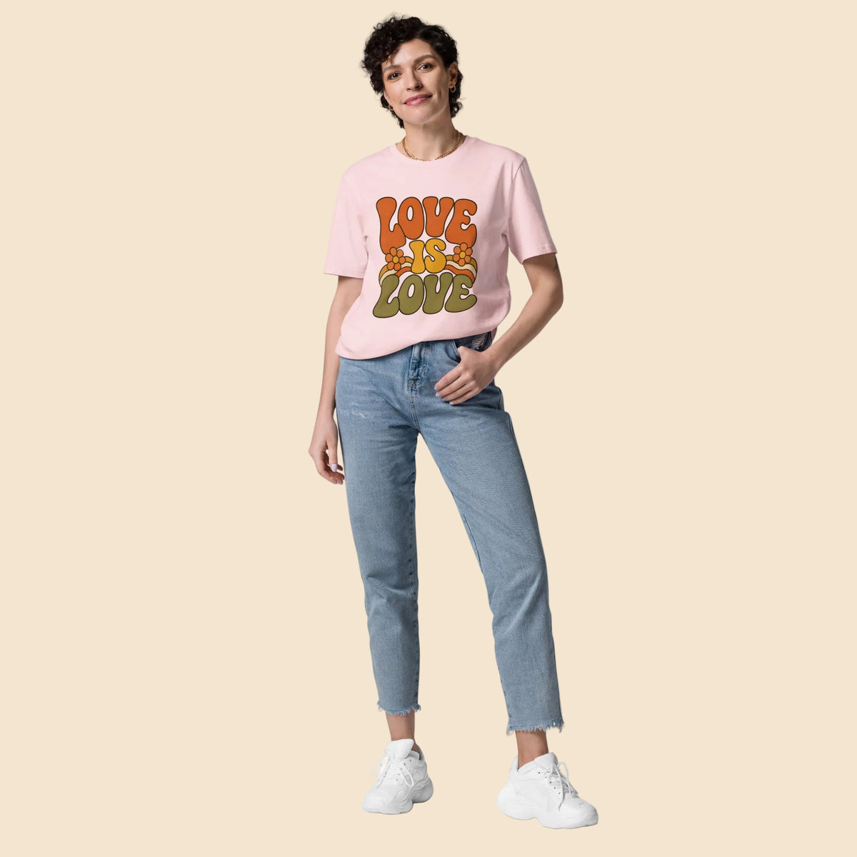 Look casual con camiseta rosa pastel colección Pride & Inclusión
