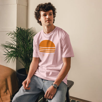 Modelo masculino en camiseta rosa claro de corte unisex Melian Vintage
