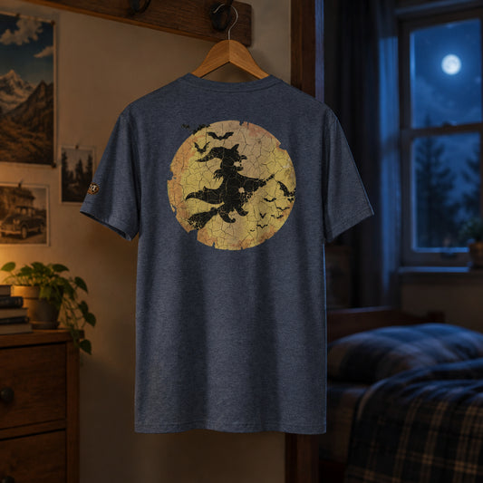 Camiseta azul jaspeada de algodón orgánico con diseño de bruja y luna vintage Midnight Witch Melian Vintage
