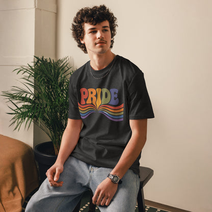 Hombre vistiendo camiseta unisex con diseño vintage de orgullo y ondas de arcoíris
