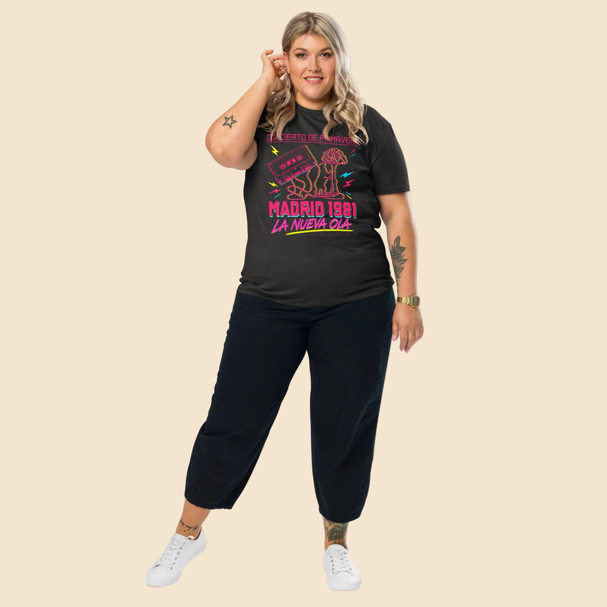 Estilo streetwear retro con camiseta de algodón sostenible colección Madrid Vintage

