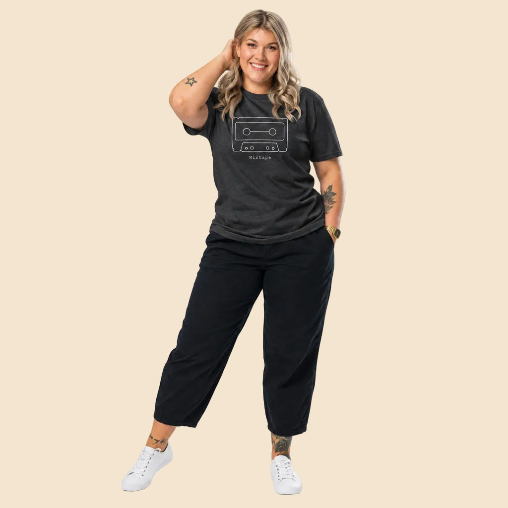 Look casual con camiseta negra de algodón sostenible colección Cassette Culture
