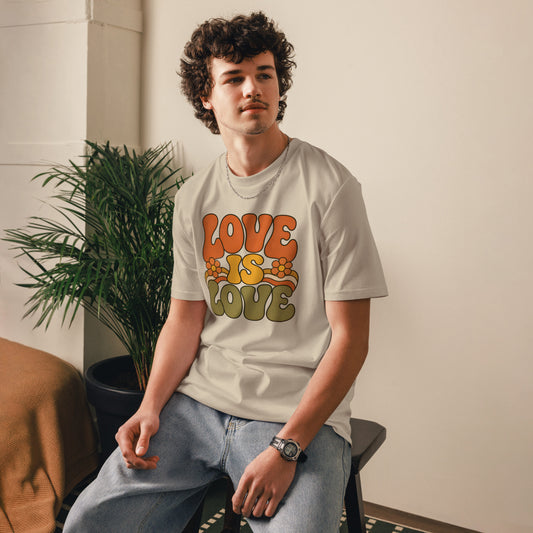 Hombre vistiendo camiseta beige de corte unisex con diseño retro Love is Love
