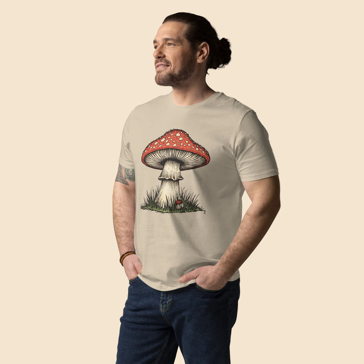 Modelo masculino con camiseta beige de corte clásico y diseño botánico de bosque
