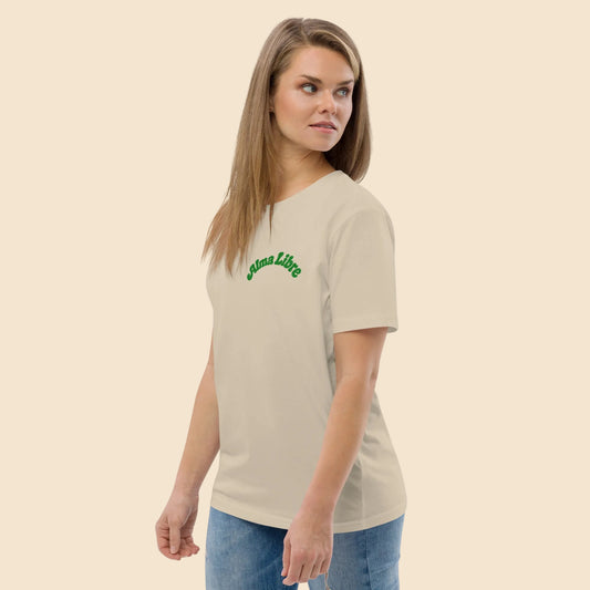 Look bohemio con camiseta beige diseño setentero colección Espíritu Libre

