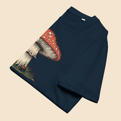 Detalle de tejido y estampado de camiseta azul marino colección Espíritu Libre
